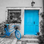Aufnahme einer blauen Tür und eines blauen Fahrrades in Rovinj