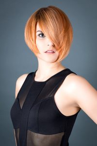 Oberkörperfoto einer Frau mit Kupfer haaren