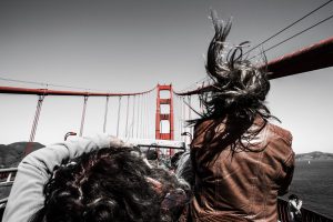 Golden Gate Bridge fotografiert während einer Überfahrt.